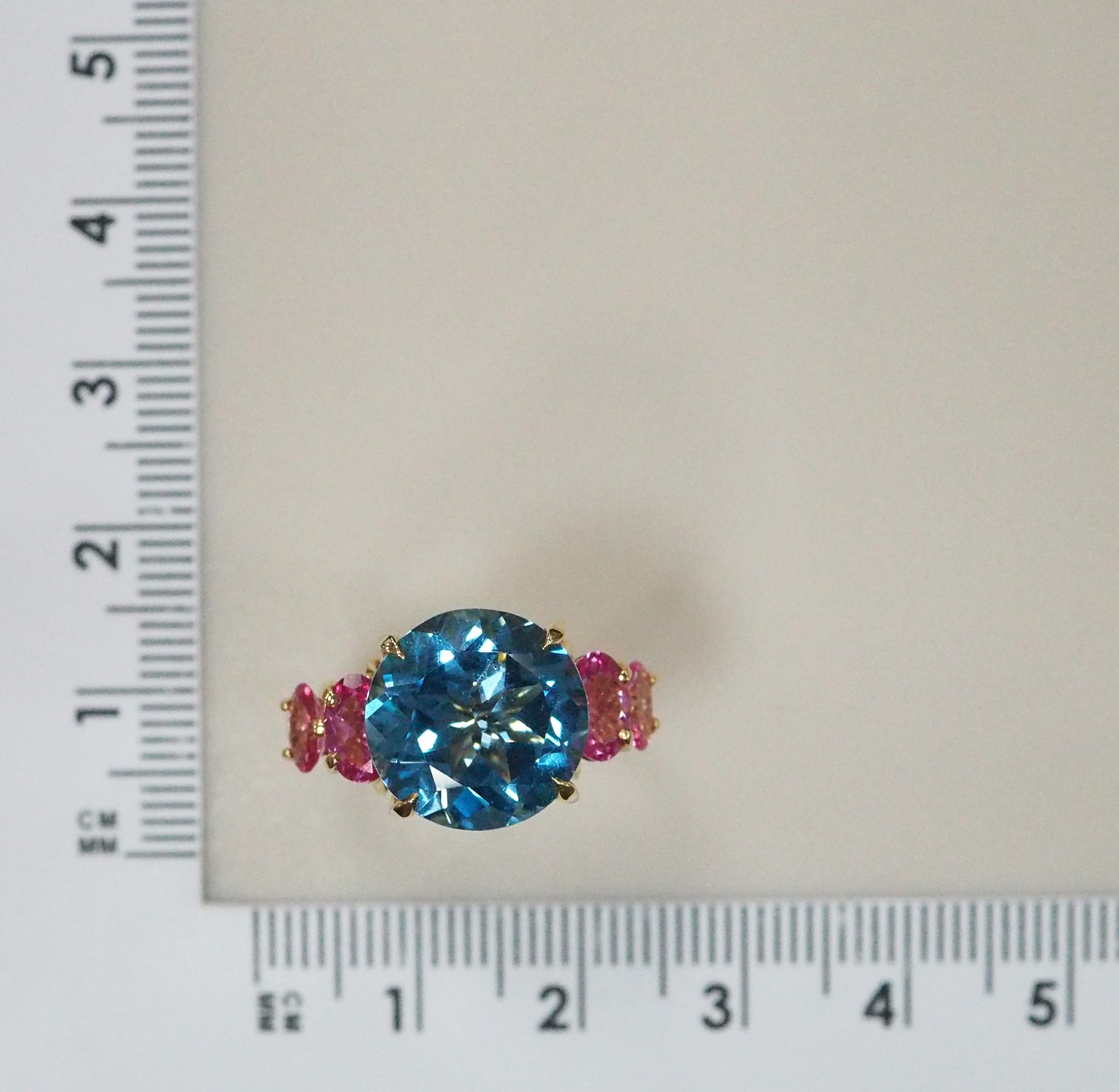 Кольцо из желтого золота с топазом и розовой шпинелью